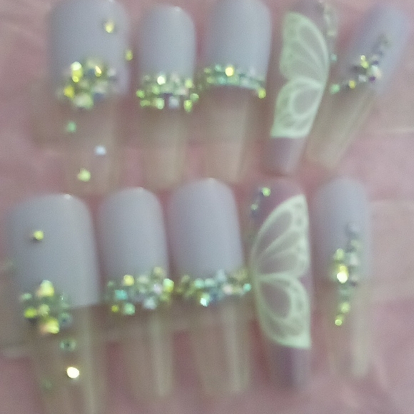 Romantic butterfly 🦋 in purple 💜 - Picture 2 of 2